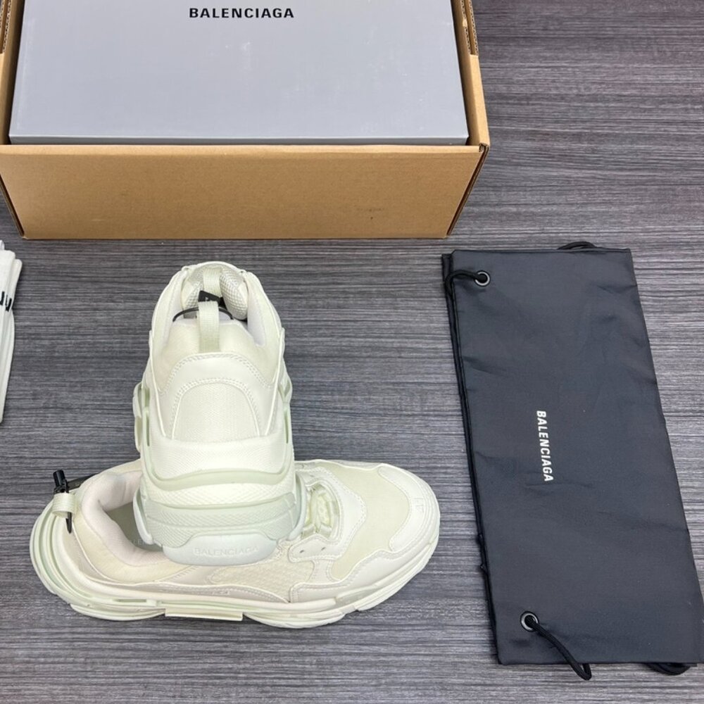 Balenciaga triple s sneakers size 8 US / 41 EU new